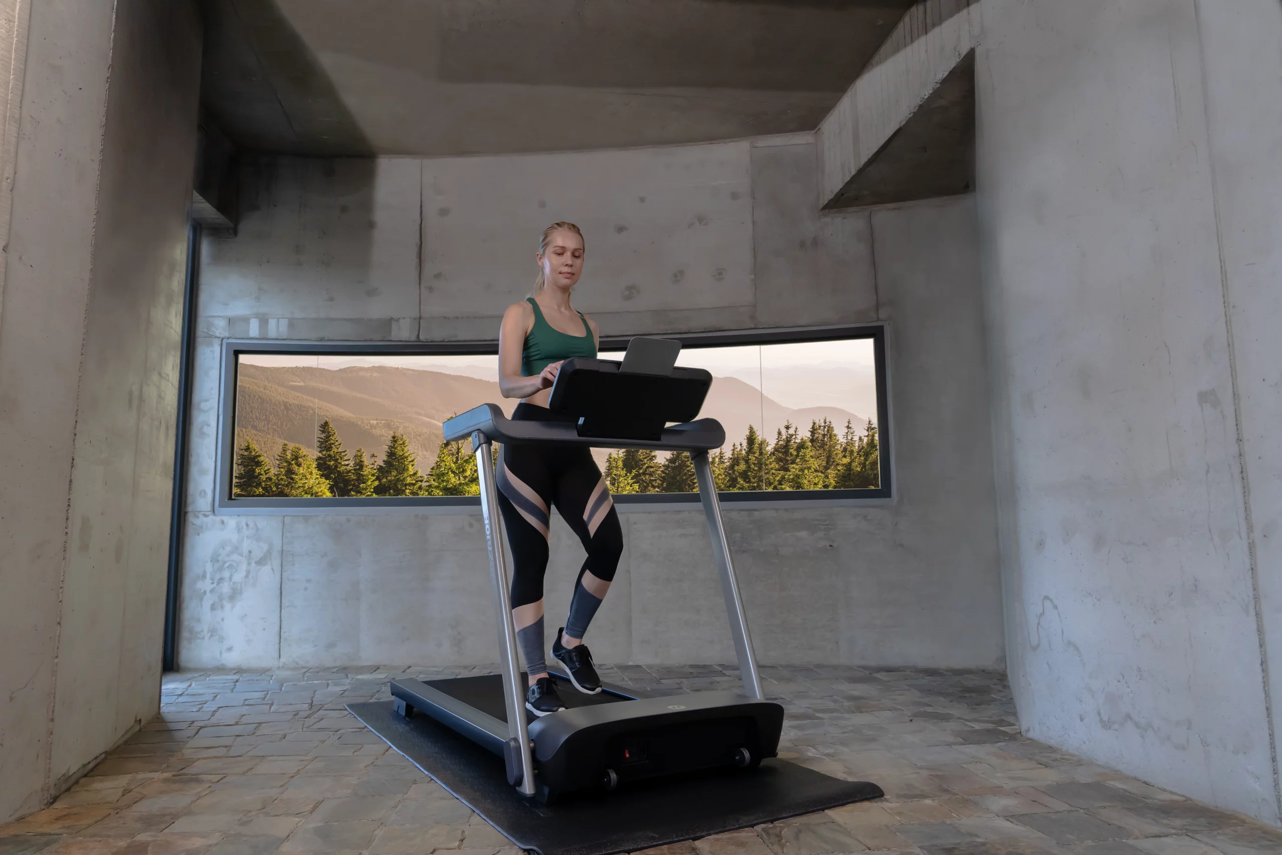 HZ22_Evolve3.0_lifestyle_walk_touchconsole